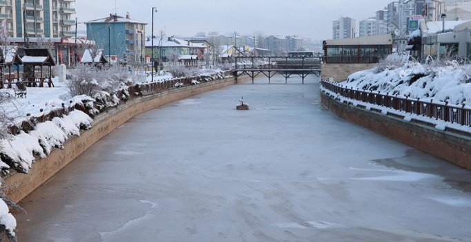 Kızılırmak'ta buz adacıkları oluştu