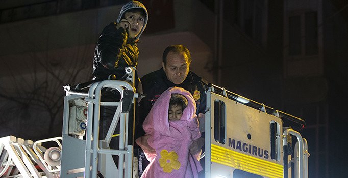 Ankara'da korkutan yangın: Mahsur kalan 3 kişi kurtarıldı