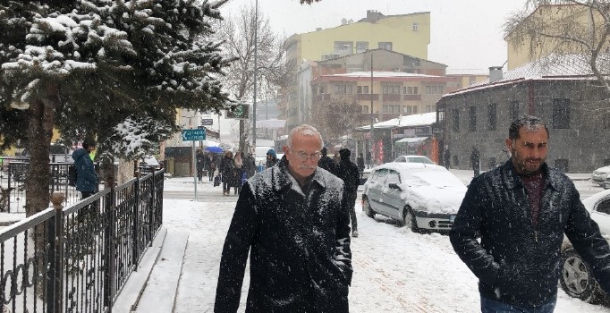 Kars’ta kar yağışı etkili oluyor