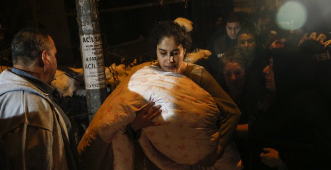 Ankara'da can pazarı: İki ayrı evde yangın paniği