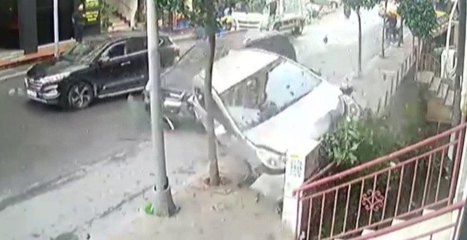 Şişli'de kovalamaca kaza ile sonuçlandı... Dehşet dolu anlar kamerada
