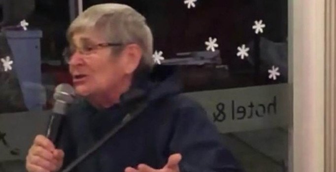 Sahneye çıkıp şarkı söyleyen Canan Karatay şaşırttı