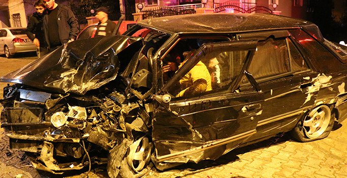 Aydın'da otomobil refüje çarptı: 3 yaralı