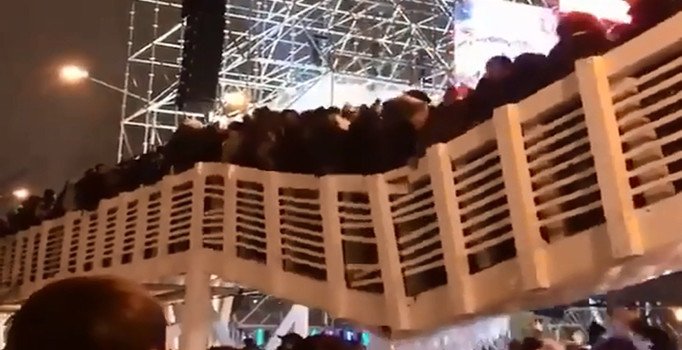 Rusya'da yeni yıl kutlamaları sırasında köprü çöktü: 13 yaralı