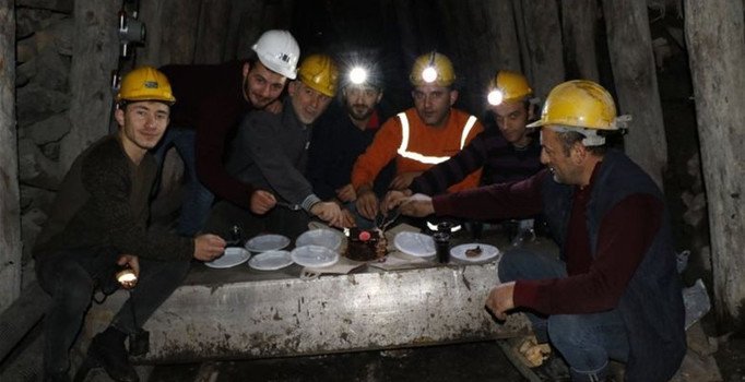 Yerin 300 metre altında yeni yılı karşıladılar