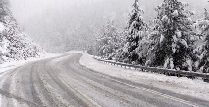 Antalya-Konya karayolu kar nedeniyle trafiğe kapatıldı