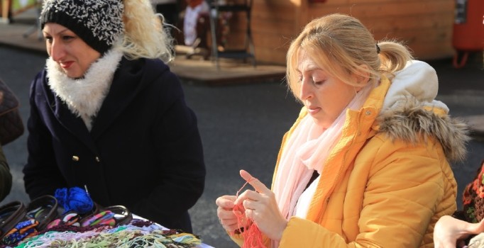 Plastik poşetlere karşı rengarenk file çanta ördüler