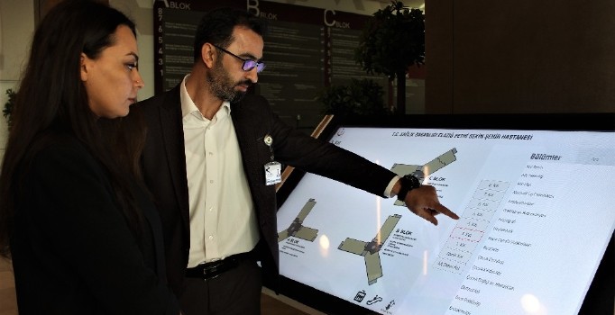 Şehir hastanesinde, yön bulmaya dokunmatik çözüm