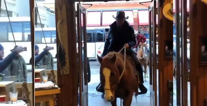 Amazon'un sahibi mağazaya atla girdi kimse anlam veremedi