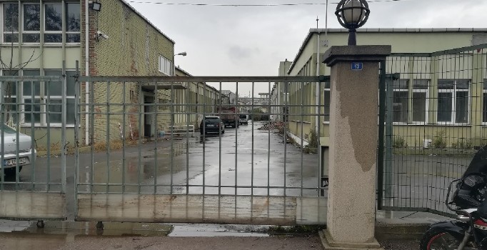 Kocaeli’de fabrika yıkımında işçiler çatıdan düştü: 1 ölü 1 yaralı