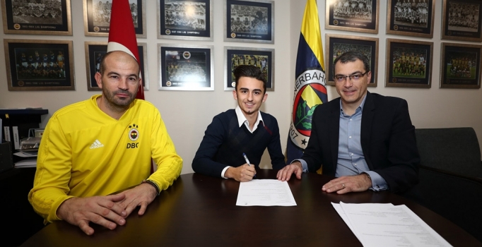 Fenerbahçe'de Kudret Oben Saraçoğlu'ya profesyonel imza