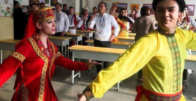 Çin, inkar ettiği toplama kamplarında şov yaptı