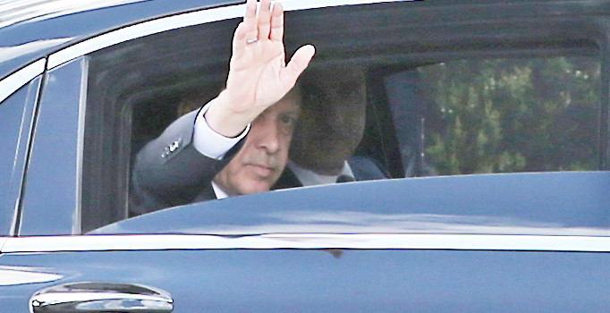 Numan Kurtulmuş Cumhurbaşkanı Erdoğan'ın makam aracına bindi