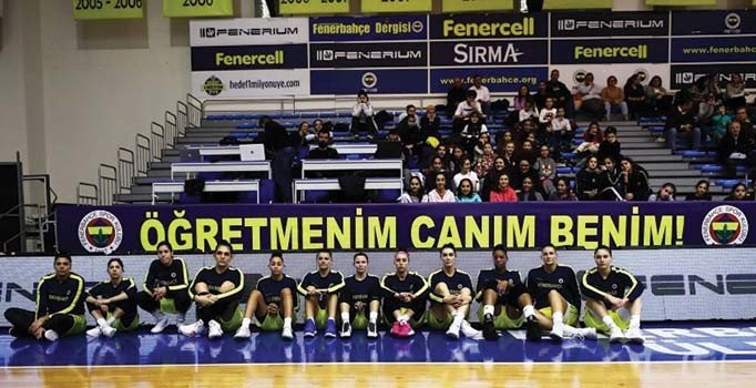Fenerbahçe'den Ceren pankartı