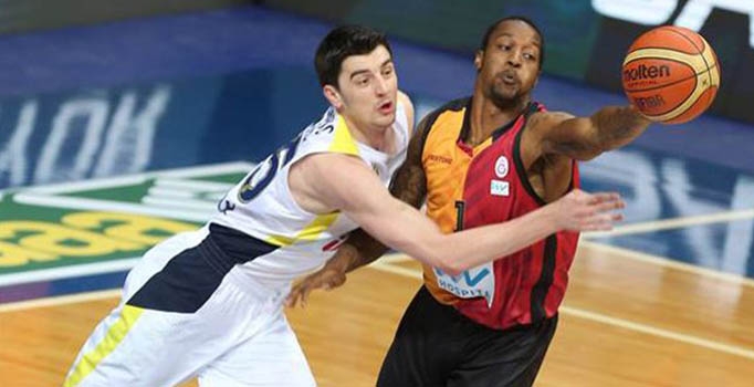 Fenerbahçe derbide Galatasaray'a fark attı