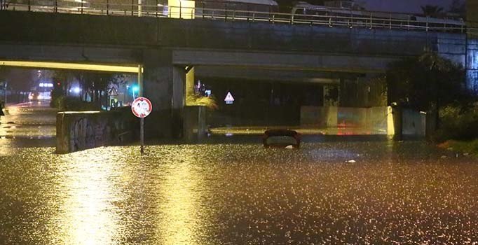 İzmir'de şiddetli yağış