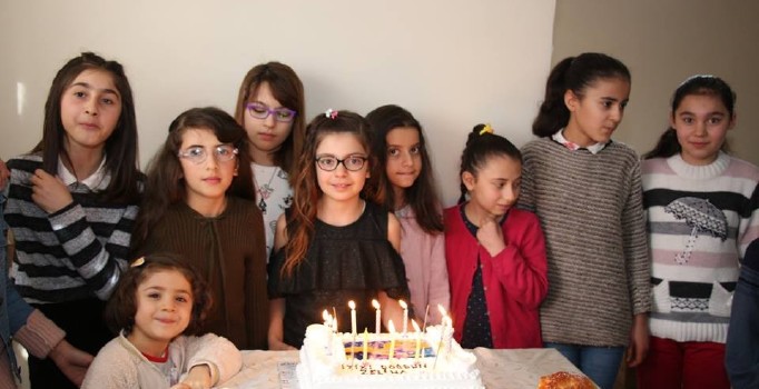 Doğum günü partisinde hediyeleri sakladılar