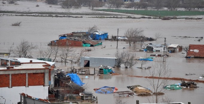 Karacabey’de sağanak yağışa zamanında müdahale faciayı önledi