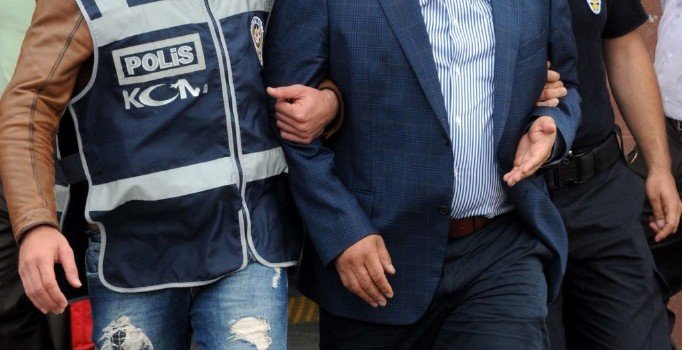 'Paranı FETÖ çekecek' diyerek 700 bin lira dolandırdı