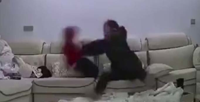 Bakıcı dehşeti gizli kamera