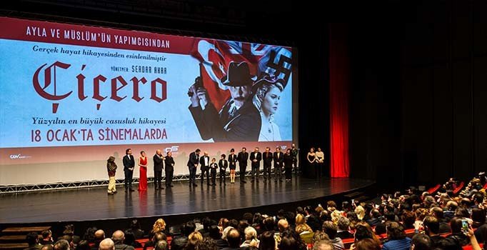 Çiçero, izleyici önündeki ilk sınavını başarıyla verdi