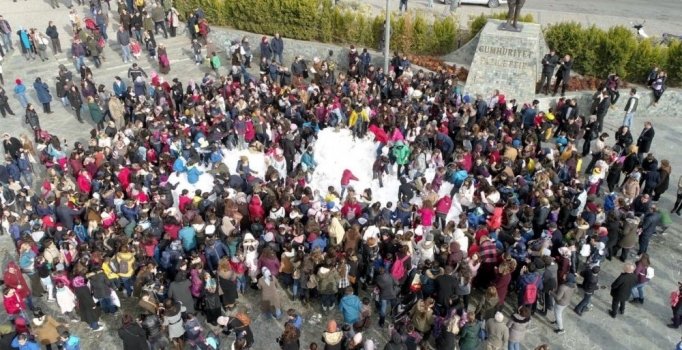 Çocuklara karne hediyesi Spil Dağı'ndan kar