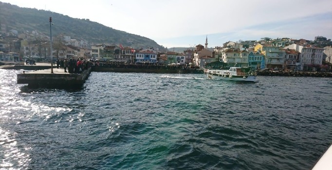 Buz gibi suda haç aradılar...O esnada ezan okununca