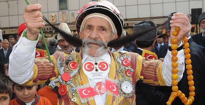 Bıyıklarını sigortalatmıştı: 'Pala Mevlüt' hayatını kaybetti