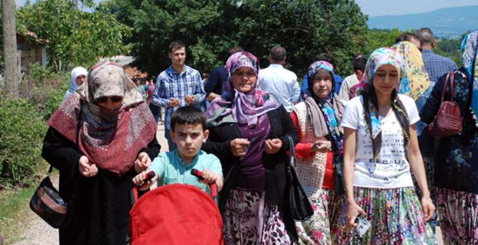Çanakkale'de Muratlar köyüne gelen vatandaşlar önce Aşıklar Sokağı'nı ziyaret ediyor