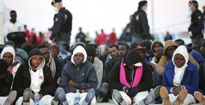 İtalya'da düzensiz göçmen krizi: Göçmenler 11 gündür açıkta bekliyorlar