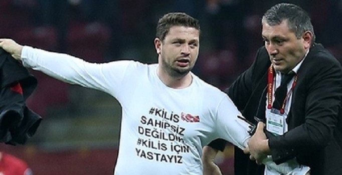 Kilis tişörtlü adam sahaya bahis için mi girdi?