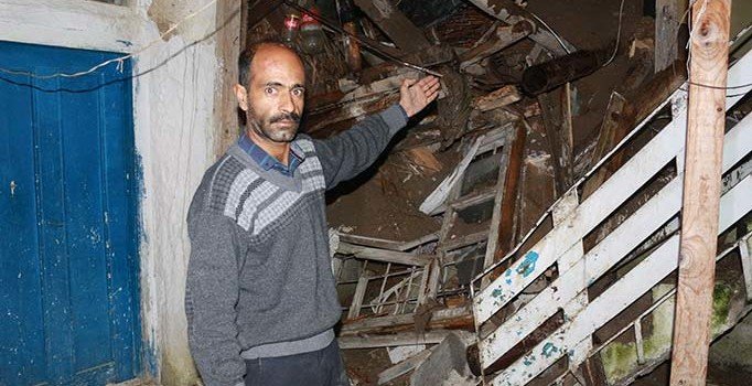 Toprak ev çöktü, 5 kişilik aile ölümden döndü