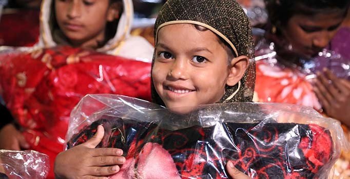 İHH'dan Arakanlı Müslümanlara giyecek yardımı