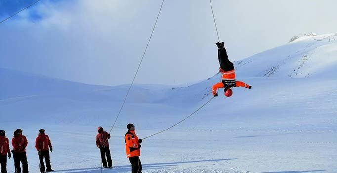 Saklıkent'te JAK timlerinden karda nefes kesen tatbikat