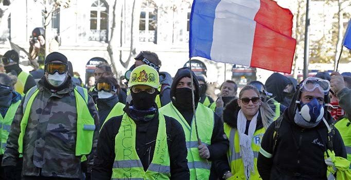Sarı Yelekliler eylemlerde yaralananlar için sokakta