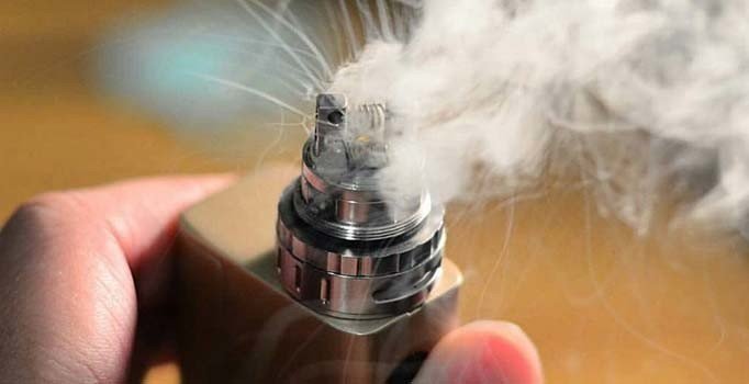 Patlayan elektronik sigaranın parçası şah damarına saplandı