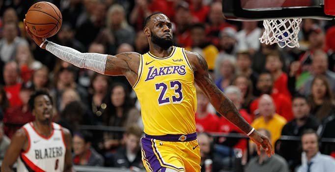 Lakers, LeBron James'in triple-double yaptığı maçta Pistons'ı mağlup etti