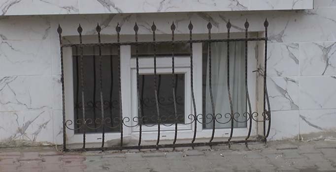 Esenyurt�ta boynundan zincirlenen genç kızı polis kurtardı