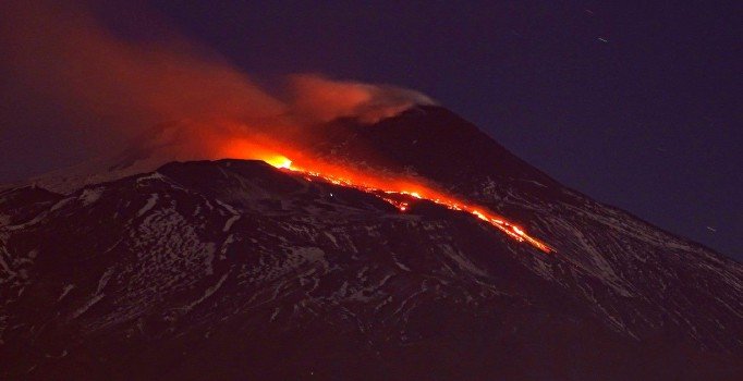 Endonezya'da yanardağ lav püskürttü, 494 kişi mahsur kaldı