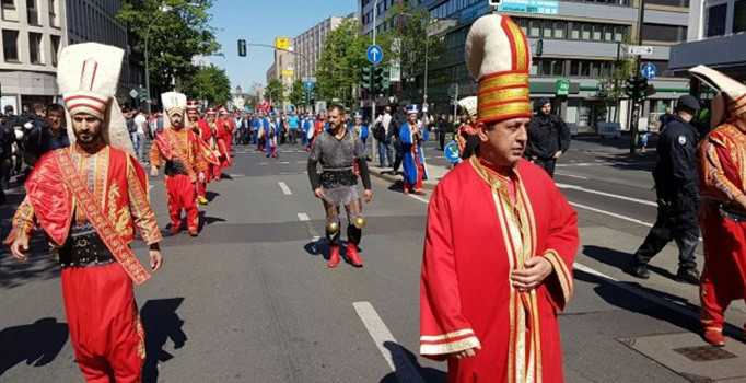 Almanya'da kılıçsız Mehter Takımı yürüyüşü