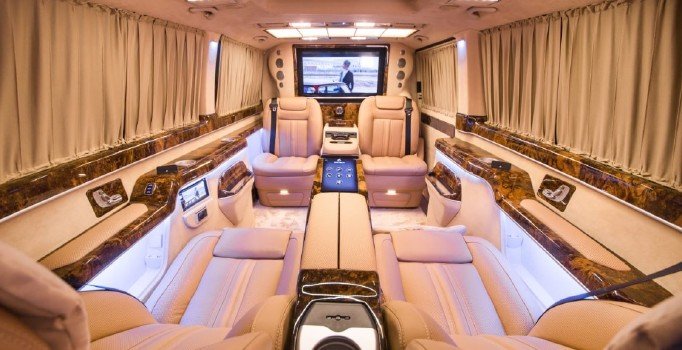 Tarkan'ın özel ses sistemli minibüsü şaşkına çevirdi