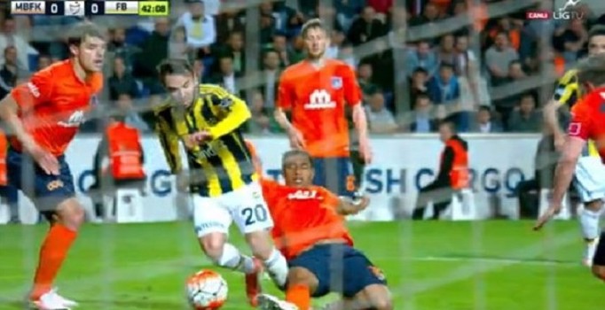 Başakşehir maçında Fenerbahçeliler'den penaltı isyanı