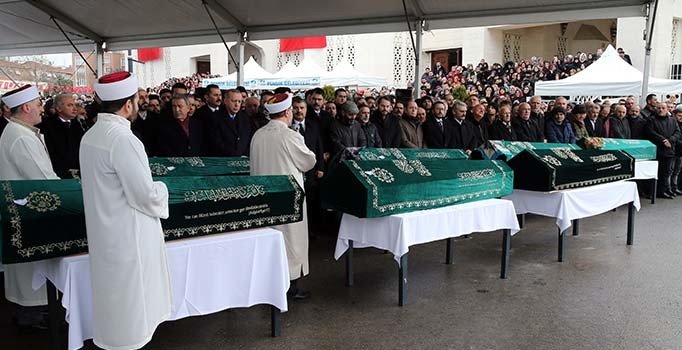 Kartal'daki faciada hayatını kaybeden aynı aileden 9 kişi için cenaze töreni
