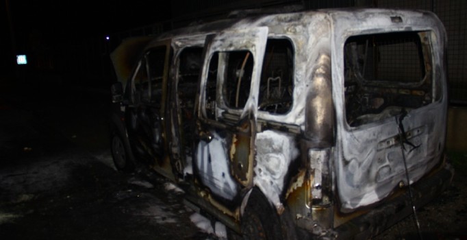 Seyir halindeki araç cayır cayır yandı