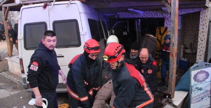 Otomobile arkadan çarpan servis minibüsü lokantaya girdi: 12 yaralı