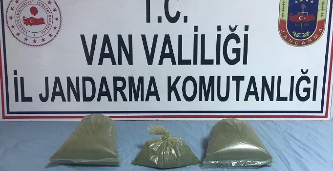 Elindeki poşetten 2 kilo 134 gram toz esrar çıktı