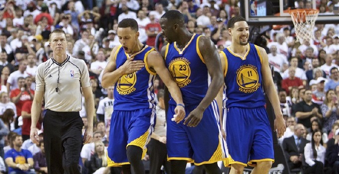 Stephen Curry rekorla döndü