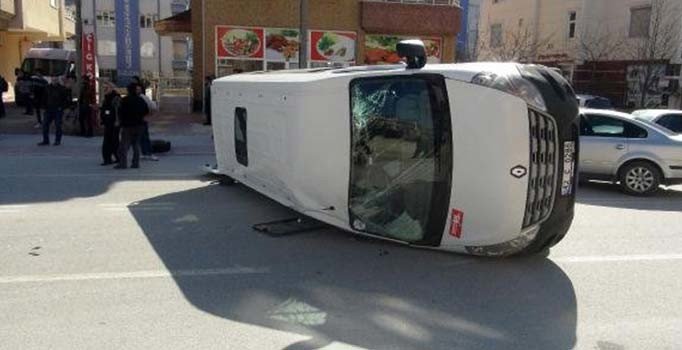 Konya'da servis minibüsü ile otomobil çarpıştı: 7 öğrenci yaralı