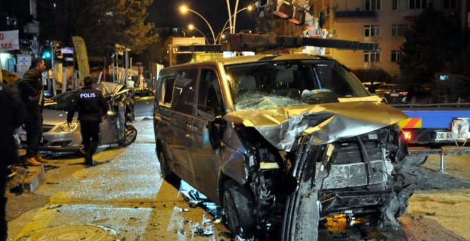 Ankara'da minibüs, 2 otomobile çarptı: 1 ölü, 3 yaralı