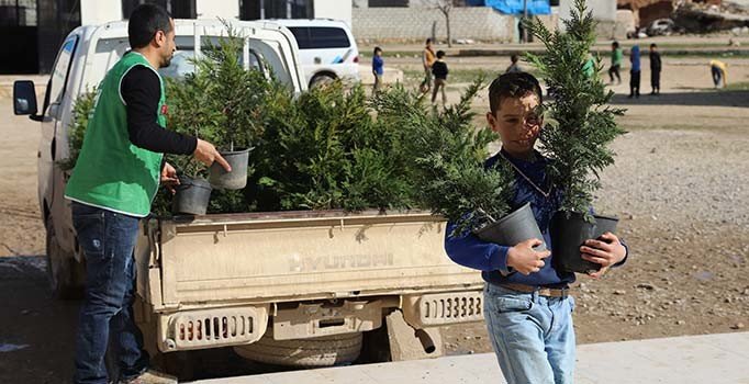 İHH'dan Suriye'deki okullara 7 bin fidan